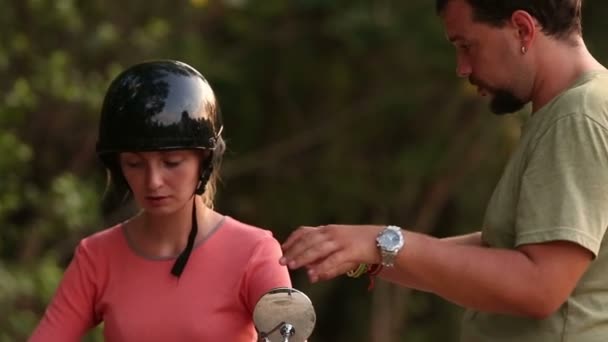 Instrutor de ensino menina para dirigir scooter — Vídeo de Stock