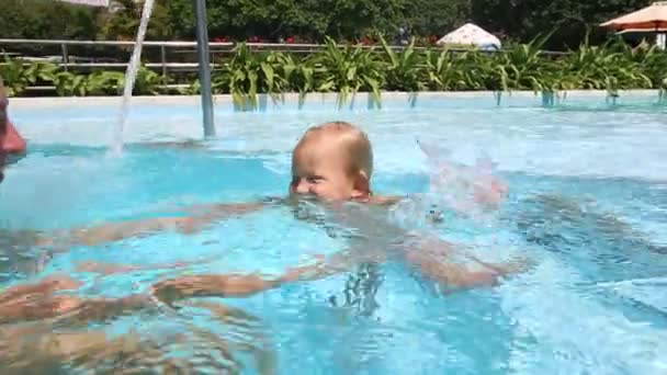 Mother and girl swimming in pool — Stock Video