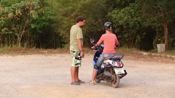 Istruttore insegnare ragazza a guidare scooter — Video Stock