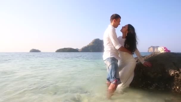 Bride and groom at tropical sea — Stock Video