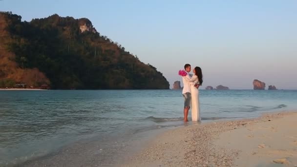 Novia y novio en la playa del mar — Vídeos de Stock