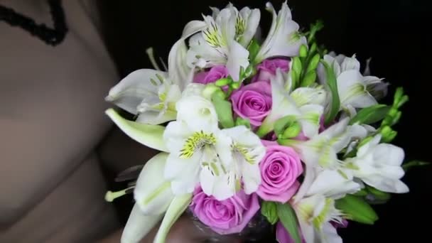 Wedding bouquet in brides hand — Stock Video