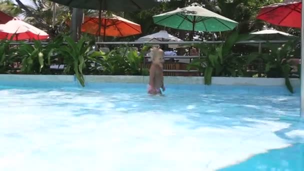 Yüzme havuzunda küçük bir kız — Stok video