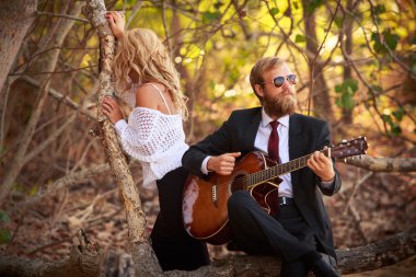 Kadın ve adam tropik gitar ile