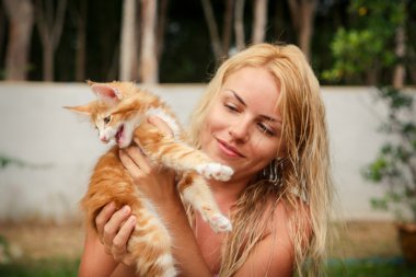 kız ve kırmızı kedi yavrusu