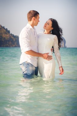 Gelin ve damat deniz plaj