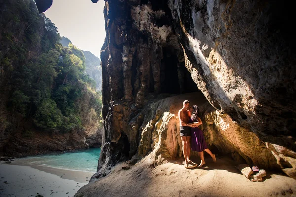 Woman and man kissing in cave — Stock Photo, Image