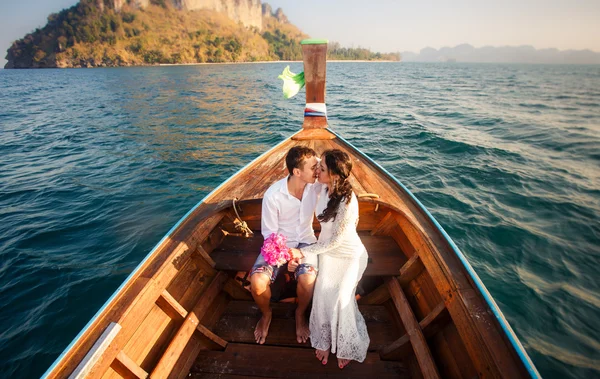 Novia y novio en barco de cola larga — Foto de Stock