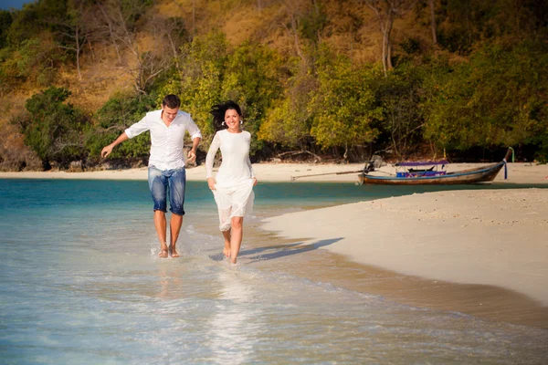 Bride and groom on sea beach — Stock Photo, Image