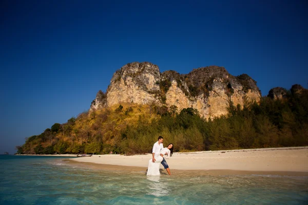 Bride and groom on sea beach — Stock Photo, Image