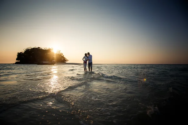 Noiva e noivo na praia do mar — Fotografia de Stock