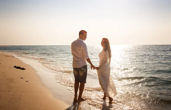 Bride and groom on sea beach — Stock Photo, Image