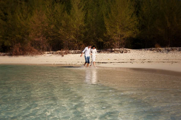 Bride and groom on sea beach — Stock Photo, Image