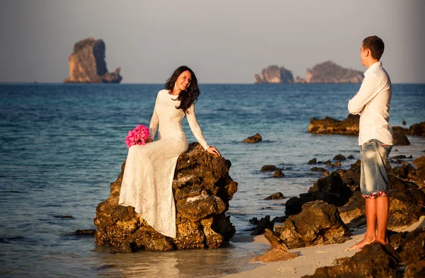 Bride and groom on sea beach — Stock Photo, Image