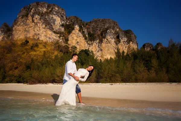 Bruid en bruidegom op zee strand — Stockfoto