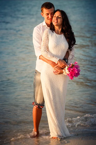 Noiva e noivo na praia do mar — Fotografia de Stock