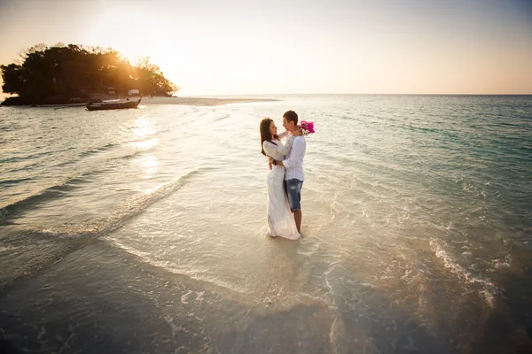 Bride and groom on sea beach — Stock Photo, Image