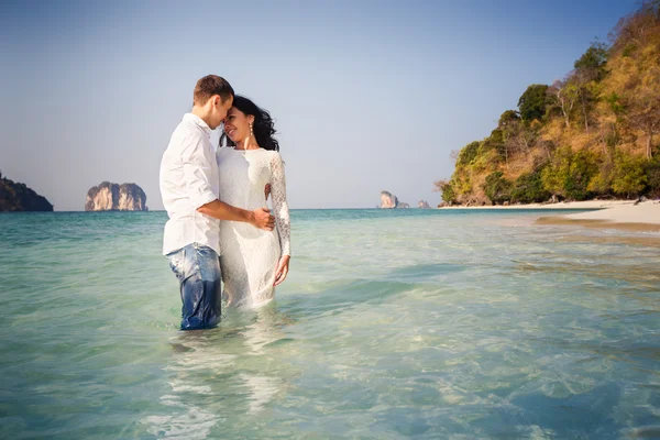 Bride and groom on sea beach — Stock Photo, Image