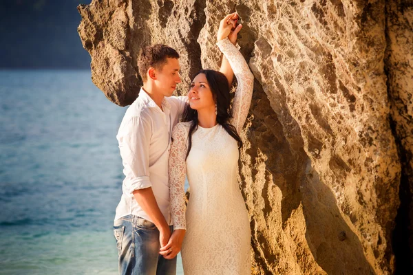 Жених и невеста на скалистом пляже — стоковое фото