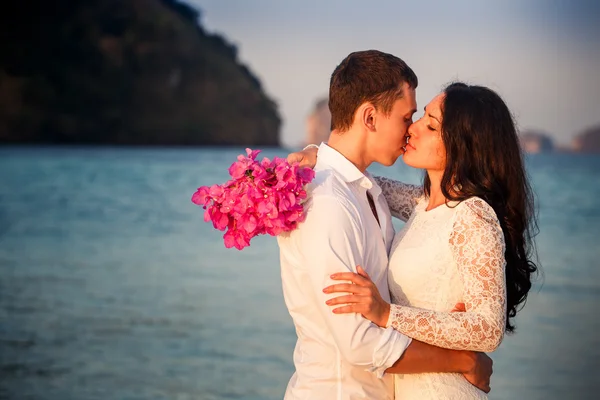 Bride and groom on sea beach — Stock Photo, Image