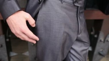 Gri düğün takım elbiseli damat