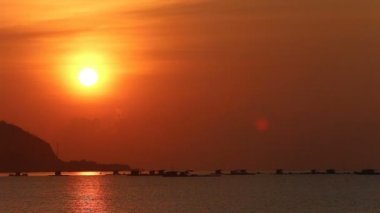 Deniz üstünde güzel gündoğumu