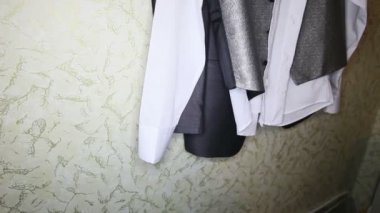 Duvarda asılı damat takım elbise