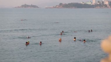 İnsanlar Vietnam denizde yüzmek