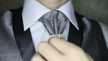 Boyun kravat üzerinde koyarak damat