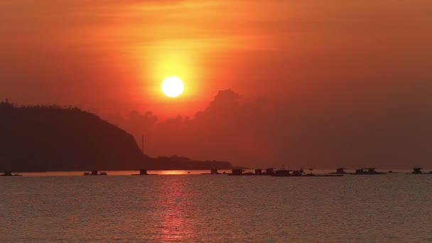 Vacker soluppgång över havet — Stockvideo