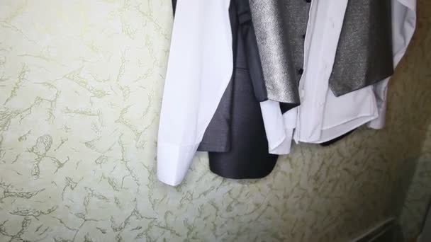 Bräutigam-Anzug hängt an der Wand — Stockvideo