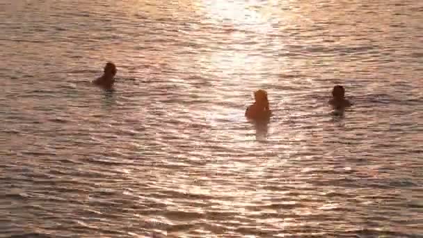 Menschen schwimmen im Meer — Stockvideo