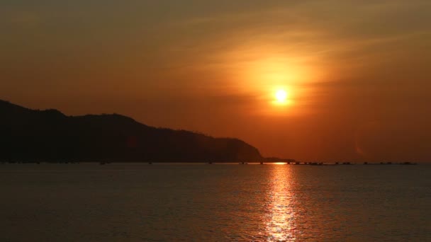 Красивый восход солнца над морем — стоковое видео