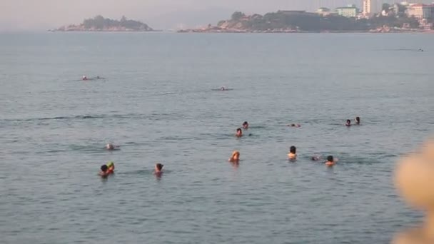La gente nada en el mar en Vietnam — Vídeo de stock