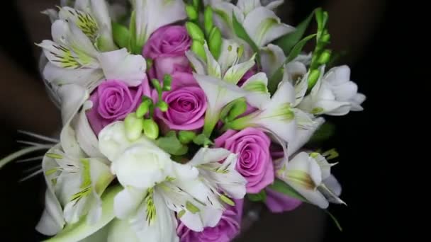 Bouquet de mariage dans les mains des mariées — Video