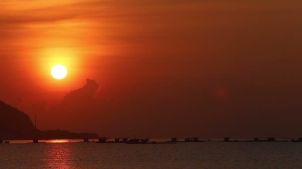 Όμορφη ανατολή του ηλίου πάνω από τη θάλασσα — Αρχείο Βίντεο