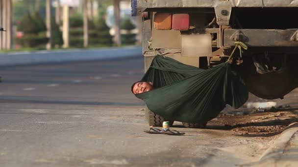 Man sleeping in hammock on street — Stock Video