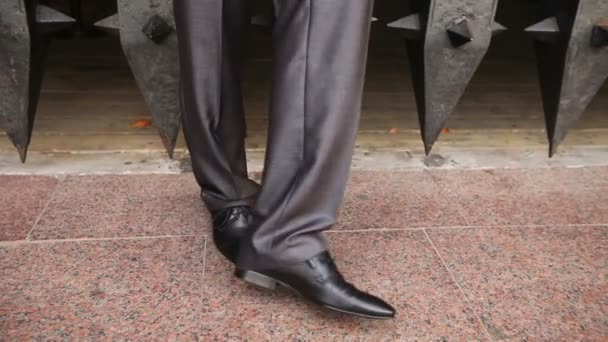 Hombre en traje negro y zapatos — Vídeos de Stock