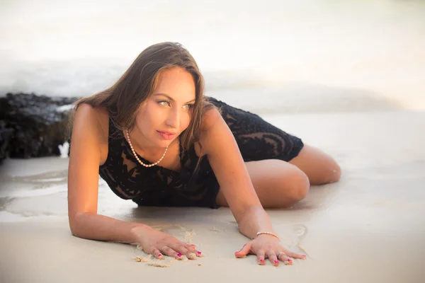 Mooi meisje die zich voordeed op zee strand — Stockfoto