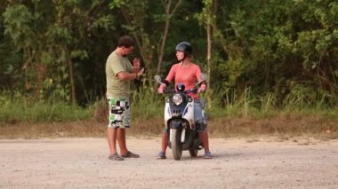 Scooter sürüş kız öğretim dersi