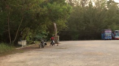 Kız sürücü scooter öğretim dersi