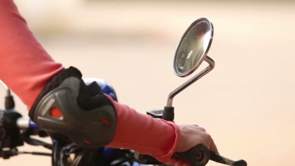 Девушка сидит на скутере — стоковое видео