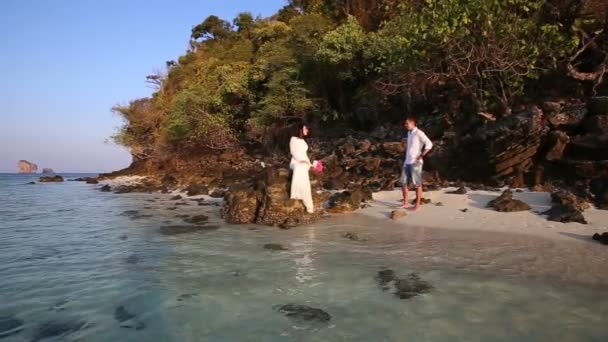 Bruid en bruidegom op zee strand — Stockvideo