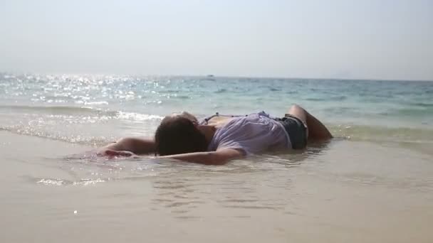 Krásná sexy holka na mořské pláži — Stock video