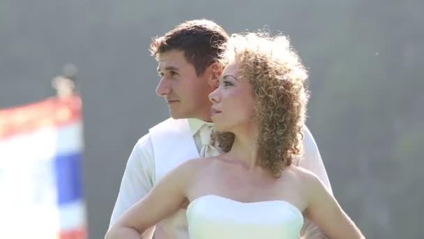 Bruid en bruidegom op zee in boot — Stockvideo