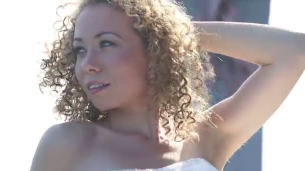 Giovane sposa in barca in mare — Video Stock