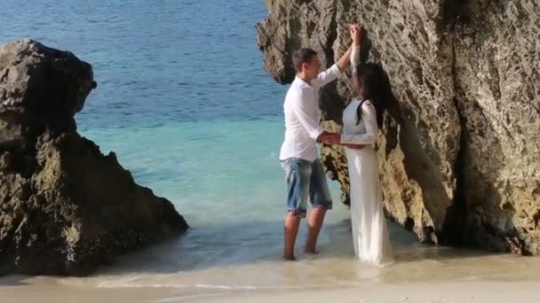 Novia y novio en la playa del mar — Vídeos de Stock