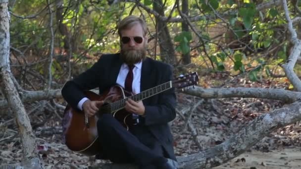 Chica y hombre con guitarra en los trópicos — Vídeos de Stock