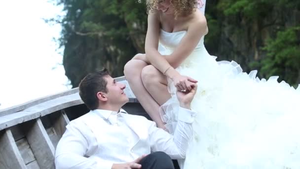 Sposa e sposo in mare in barca — Video Stock