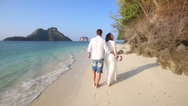 Menyasszony és a vőlegény a tengerparttól — Stock videók
